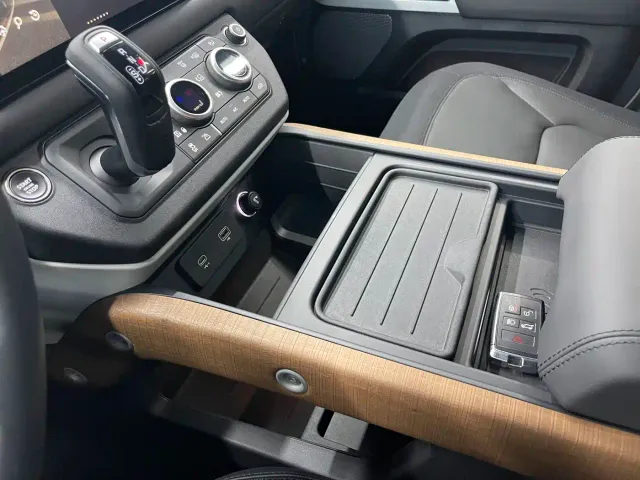 Land Rover Defender — Фото автомобиля 12