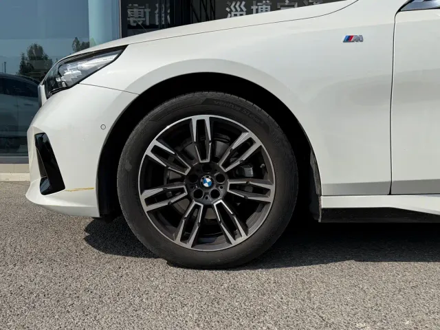 BMW 5 Series — Фото автомобиля 12