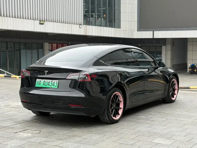 Tesla Model 3 — Фото автомобиля 18