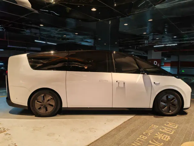 Li Auto MEGA — Фото автомобиля 8