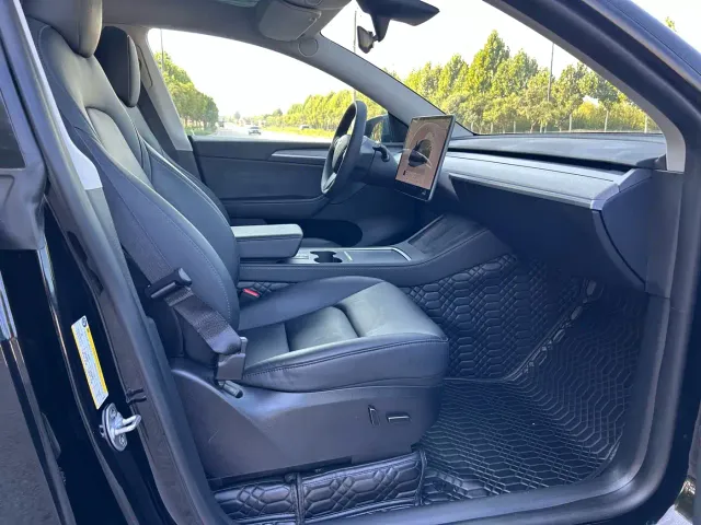 Tesla Model Y — Фото автомобиля 9