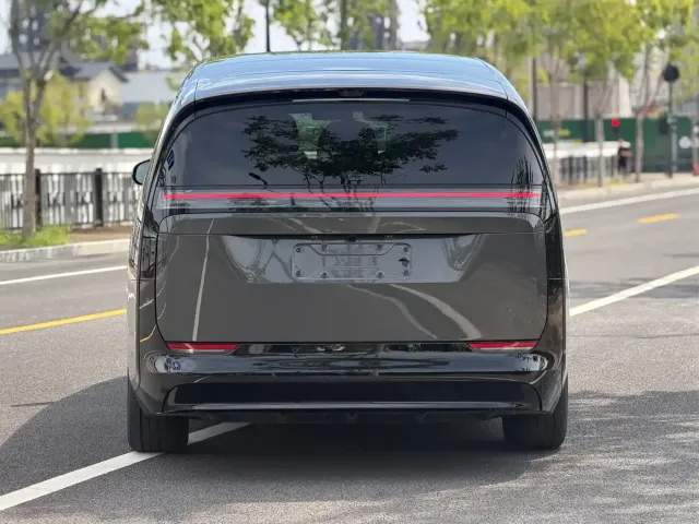 Li Auto MEGA — Фото автомобиля 5