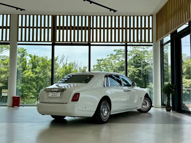 Rolls-Royce Phantom — Фото автомобиля 3