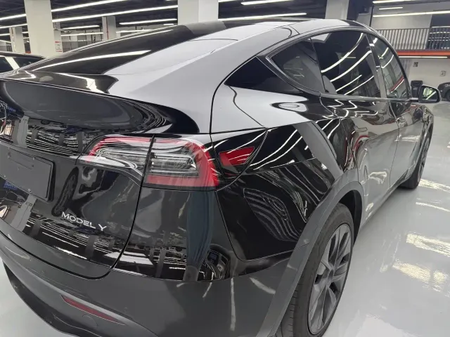 Tesla Model Y — Фото автомобиля 27