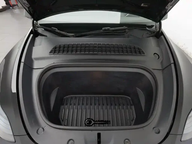 Tesla Model Y — Фото автомобиля 6
