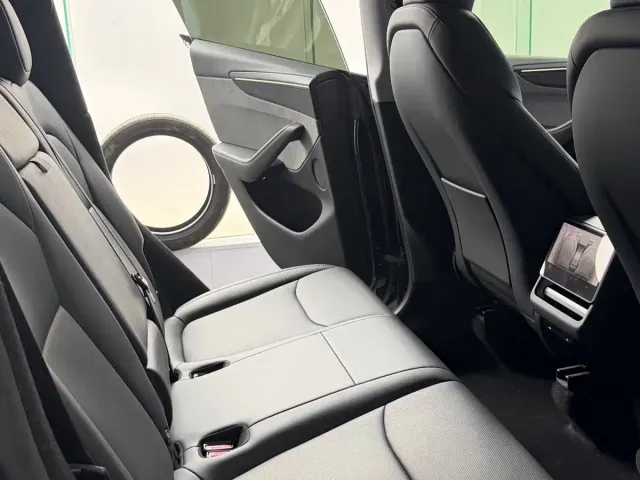 Tesla Model Y — Фото автомобиля 7
