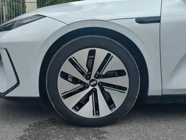 Geely Galaxy E8 — Фото автомобиля 9