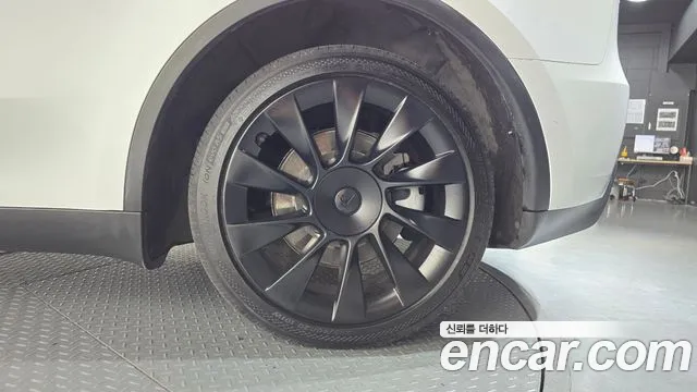 Tesla Model Y — Фото автомобиля 18