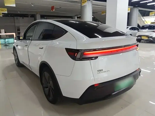 Tesla Model Y — Фото автомобиля 4