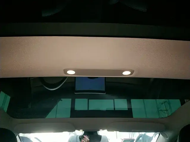 Tesla Model 3 — Фото автомобиля 17