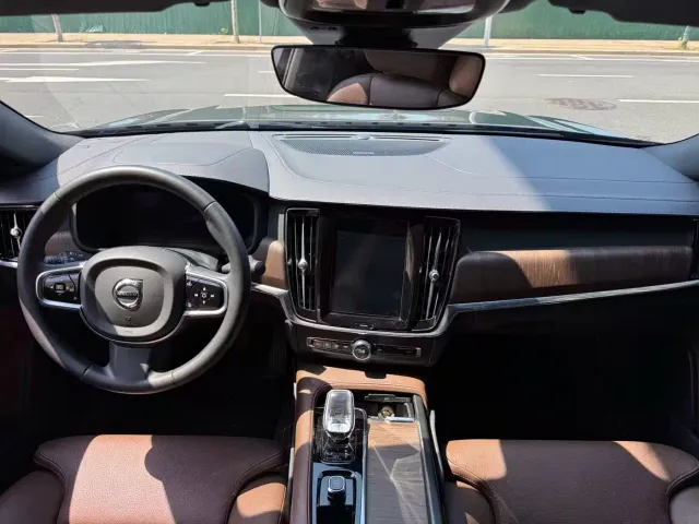 Volvo S90 — Фото автомобиля 9