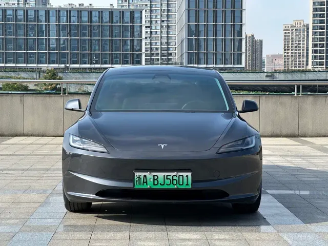 Tesla Model 3 — Фото автомобиля 2