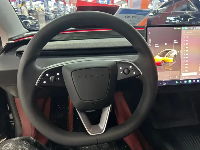 Tesla Model 3 — Фото автомобиля 16