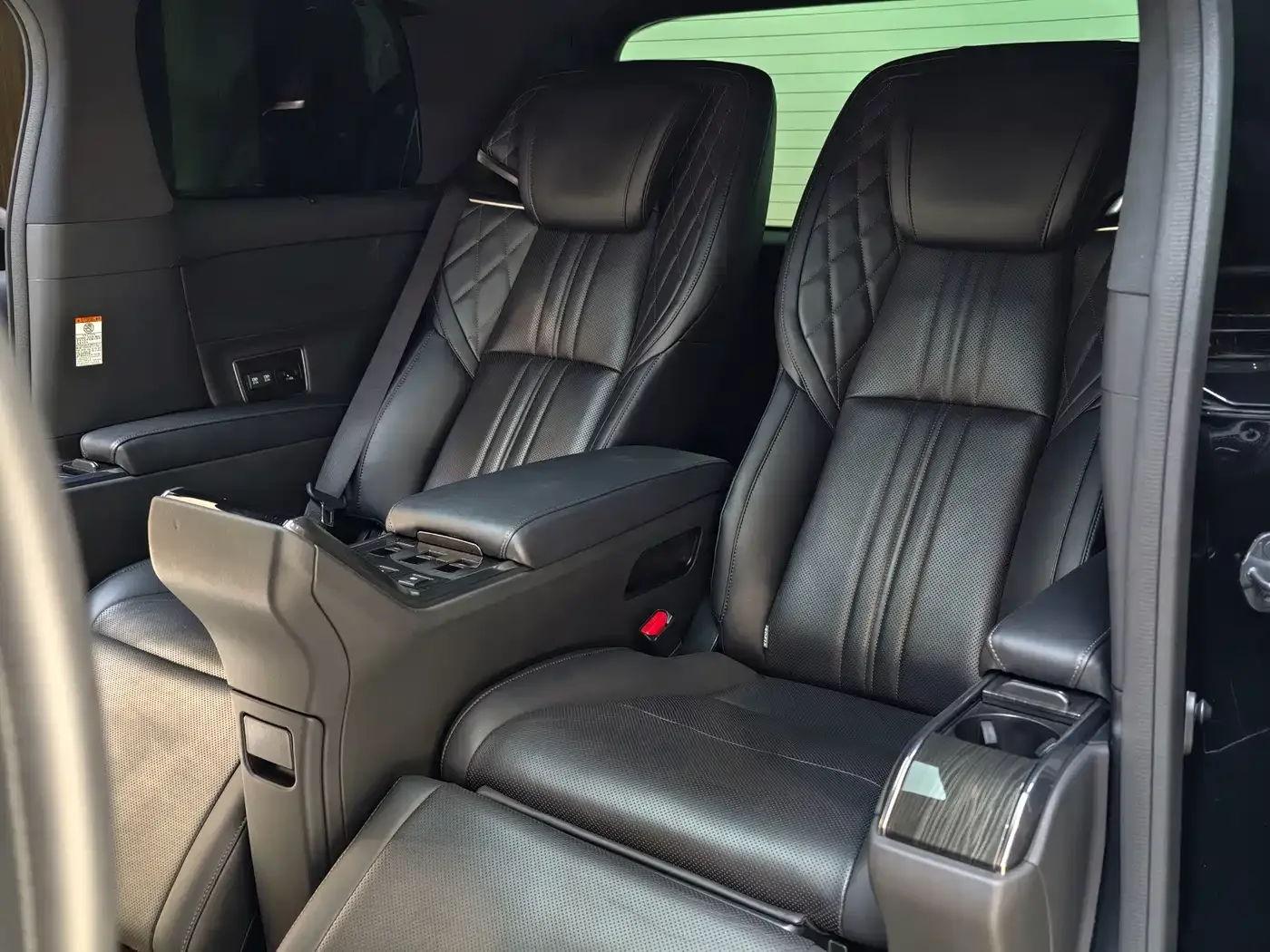 Lexus Lexus LM 2020 300h 4-Seat Imperial Edition — Фото автомобиля 16