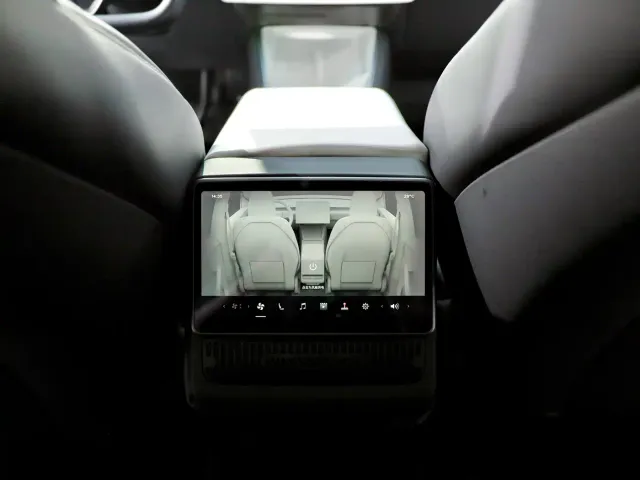 Tesla Model Y — Фото автомобиля 14