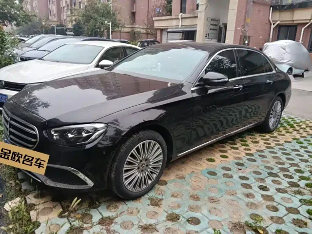 Фотография автомобиля — Mercedes-Benz E-Class