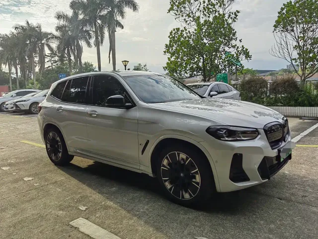 BMW iX3 — Фото автомобиля 3