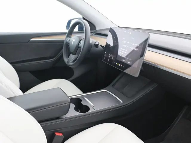 Tesla Model Y — Фото автомобиля 6