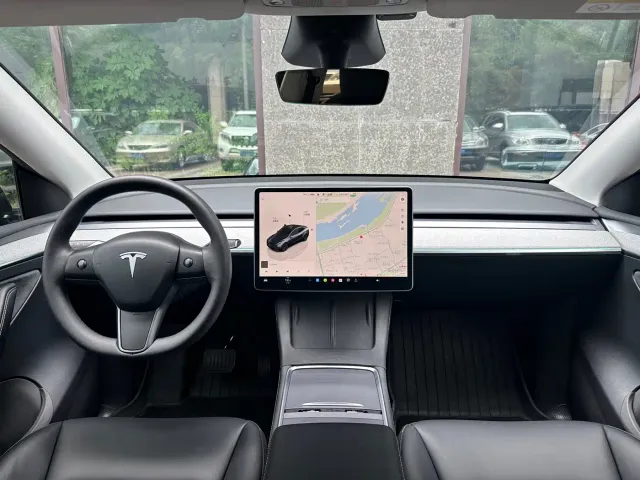 Tesla Model Y — Фото автомобиля 11