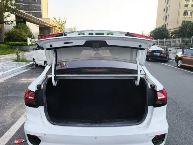 Roewe i5 — Фото автомобиля 18