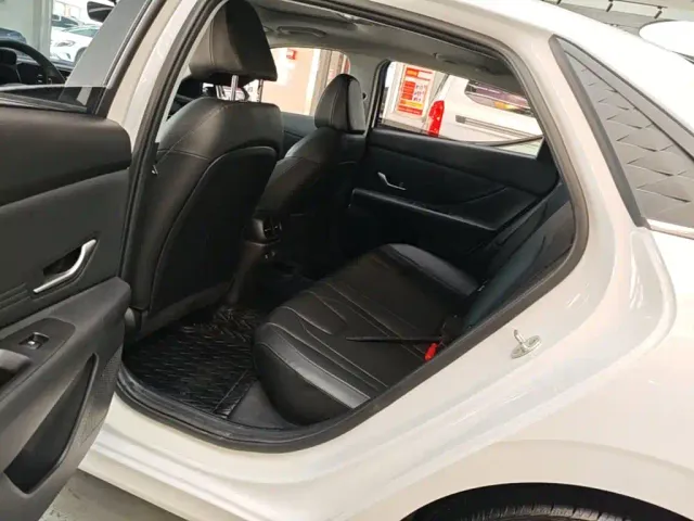 Hyundai Elantra — Фото автомобиля 16