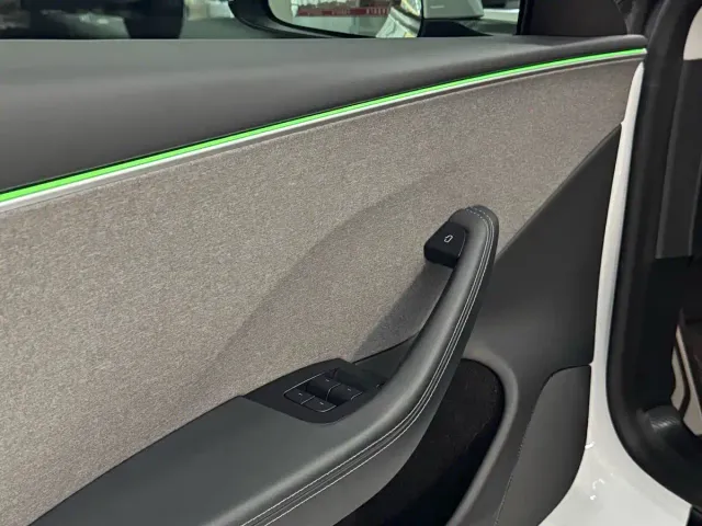 Tesla Model 3 — Фото автомобиля 4