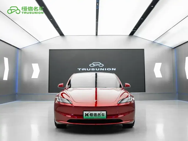 Tesla Model 3 — Фото автомобиля 2