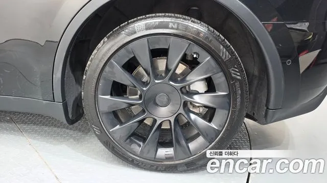 Tesla Model Y — Фото автомобиля 6