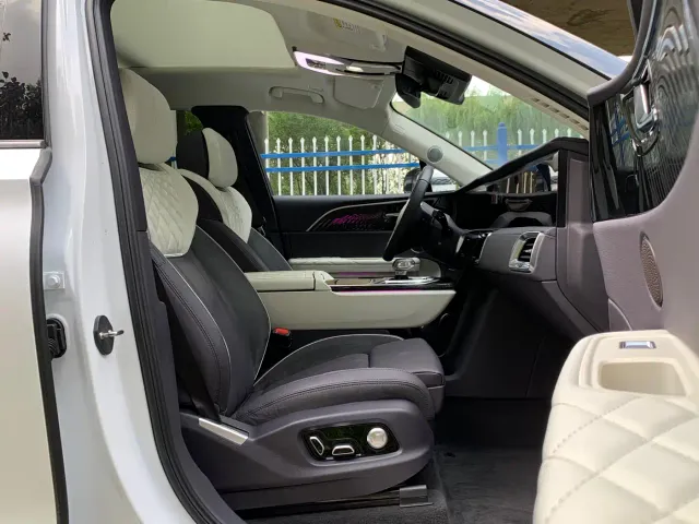 Hongqi E-HS9 — Фото автомобиля 11