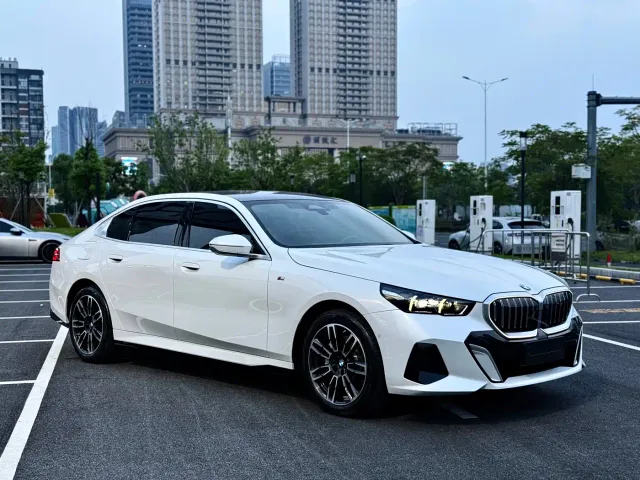 BMW 5 Series — Фото автомобиля 2
