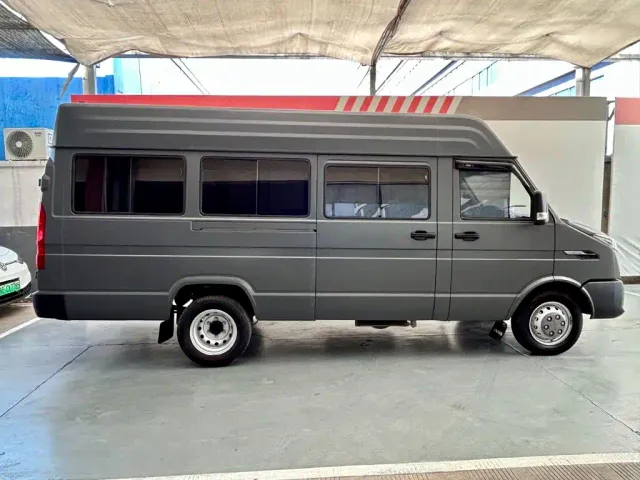 Iveco Iveco Daily 2023 2.5T V40 Van Long Wheelbase Medium Roof Dual Tire Sliding Door 2-3 Seats — Фото автомобиля 4