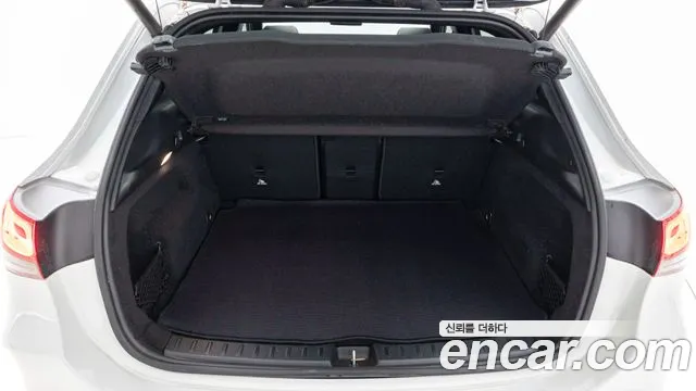 Mercedes-Benz EQA — Фото автомобиля 11