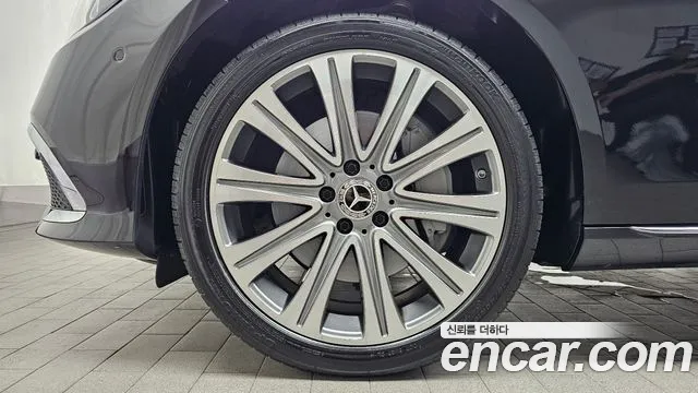 Mercedes-Benz E-Class — Фото автомобиля 5