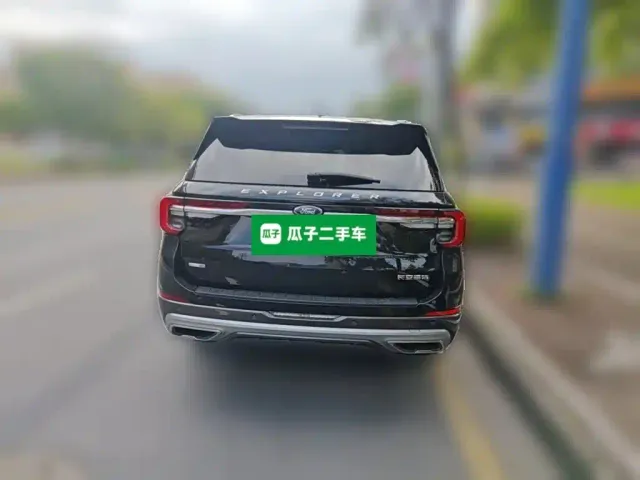 Ford Explorer — Фото автомобиля 3