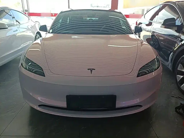 Tesla Model 3 — Фото автомобиля 2