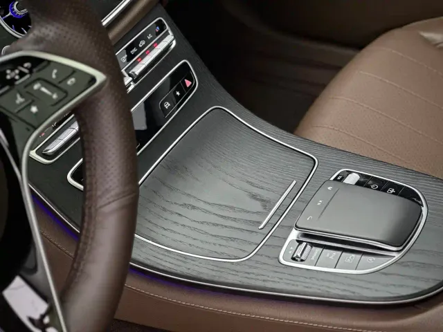Mercedes-Benz E-Class — Фото автомобиля 10