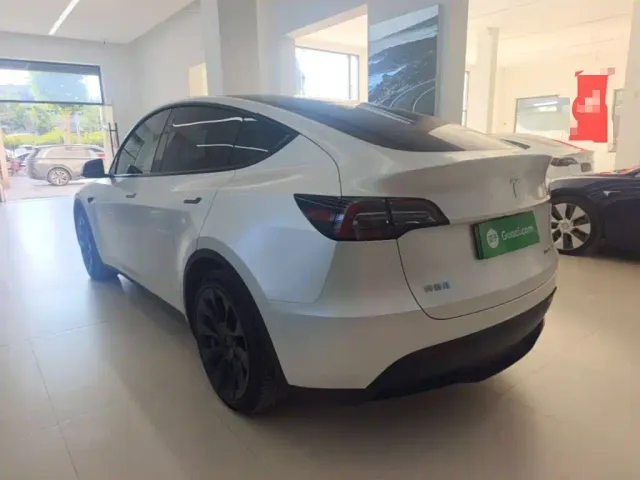 Tesla Model Y — Фото автомобиля 4