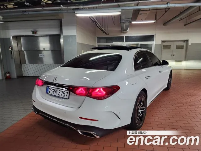 Mercedes-Benz E-Class — Фото автомобиля 11