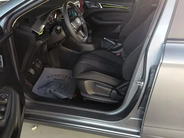 Roewe i5 — Фото автомобиля 9