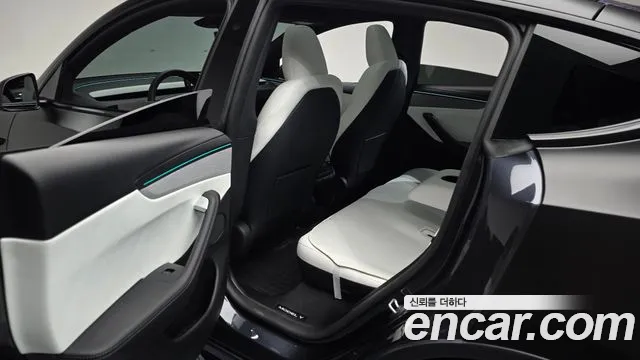 Tesla Model Y — Фото автомобиля 16