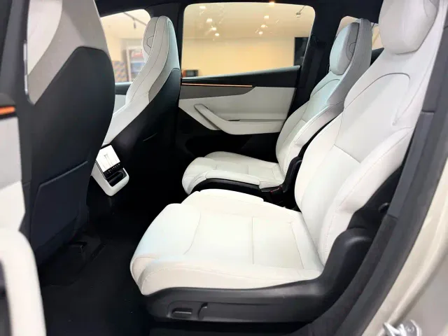 Tesla Model Y L — Фото автомобиля 6