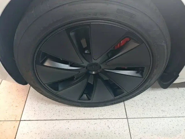 Tesla Model 3 — Фото автомобиля 22