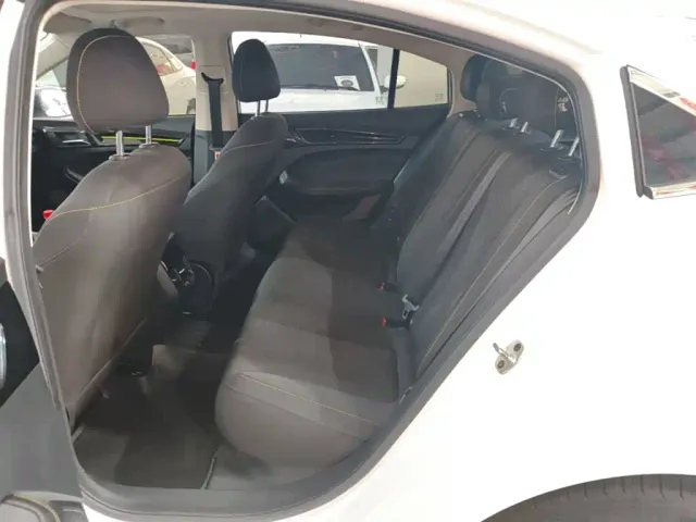 Roewe i5 — Фото автомобиля 16