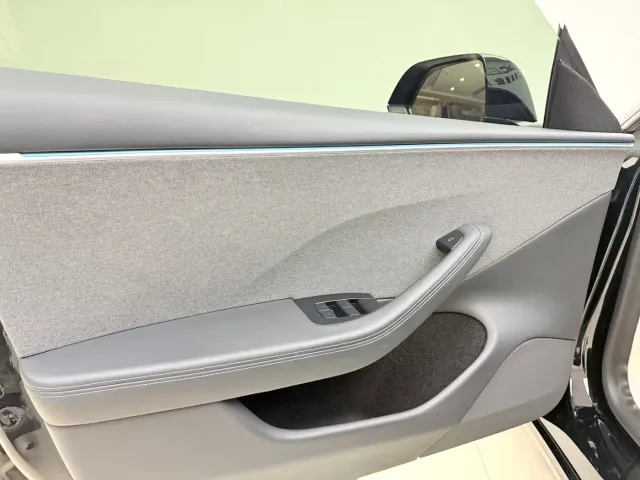 Tesla Model 3 — Фото автомобиля 5
