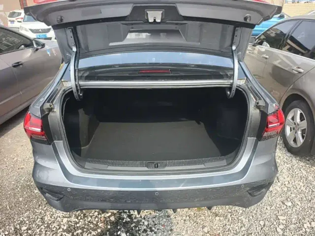 Roewe i5 — Фото автомобиля 18