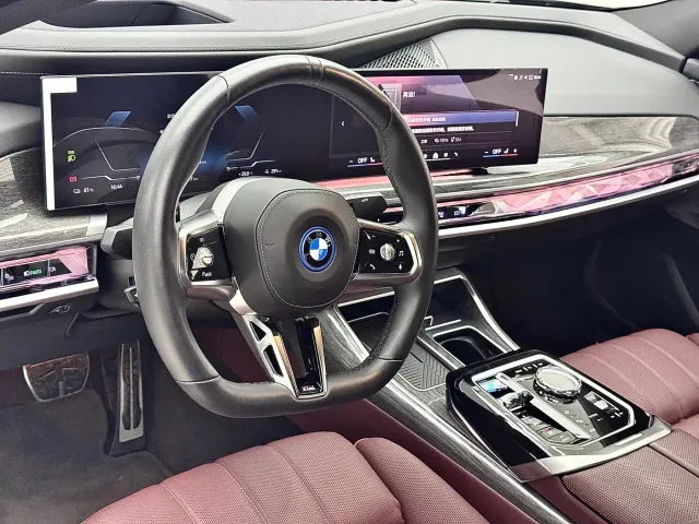 BMW i7 — Фото автомобиля 12