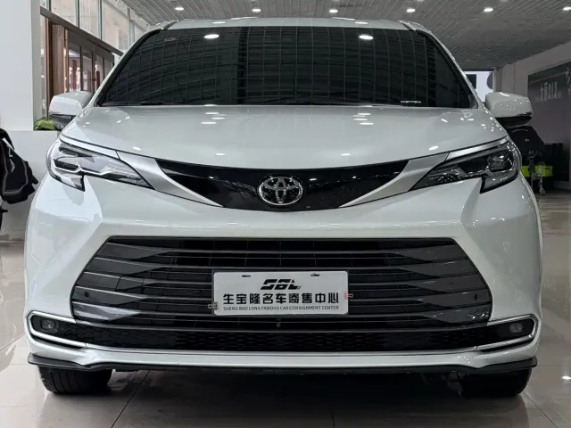 Toyota Sienna — Фото автомобиля 2