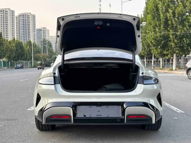 Xiaomi SU7 — Фото автомобиля 12
