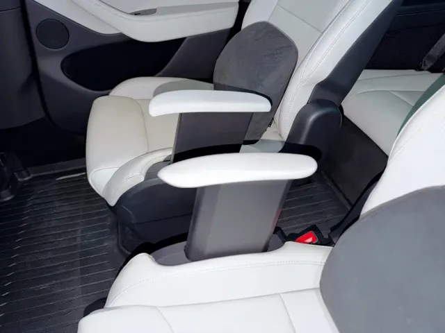 Tesla Model Y L — Фото автомобиля 19