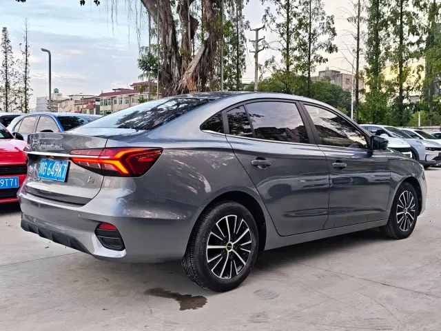 Roewe i5 — Фото автомобиля 11